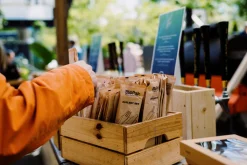 Messer, Gabel, braune Serviette 16/16,5 cm Natürlich